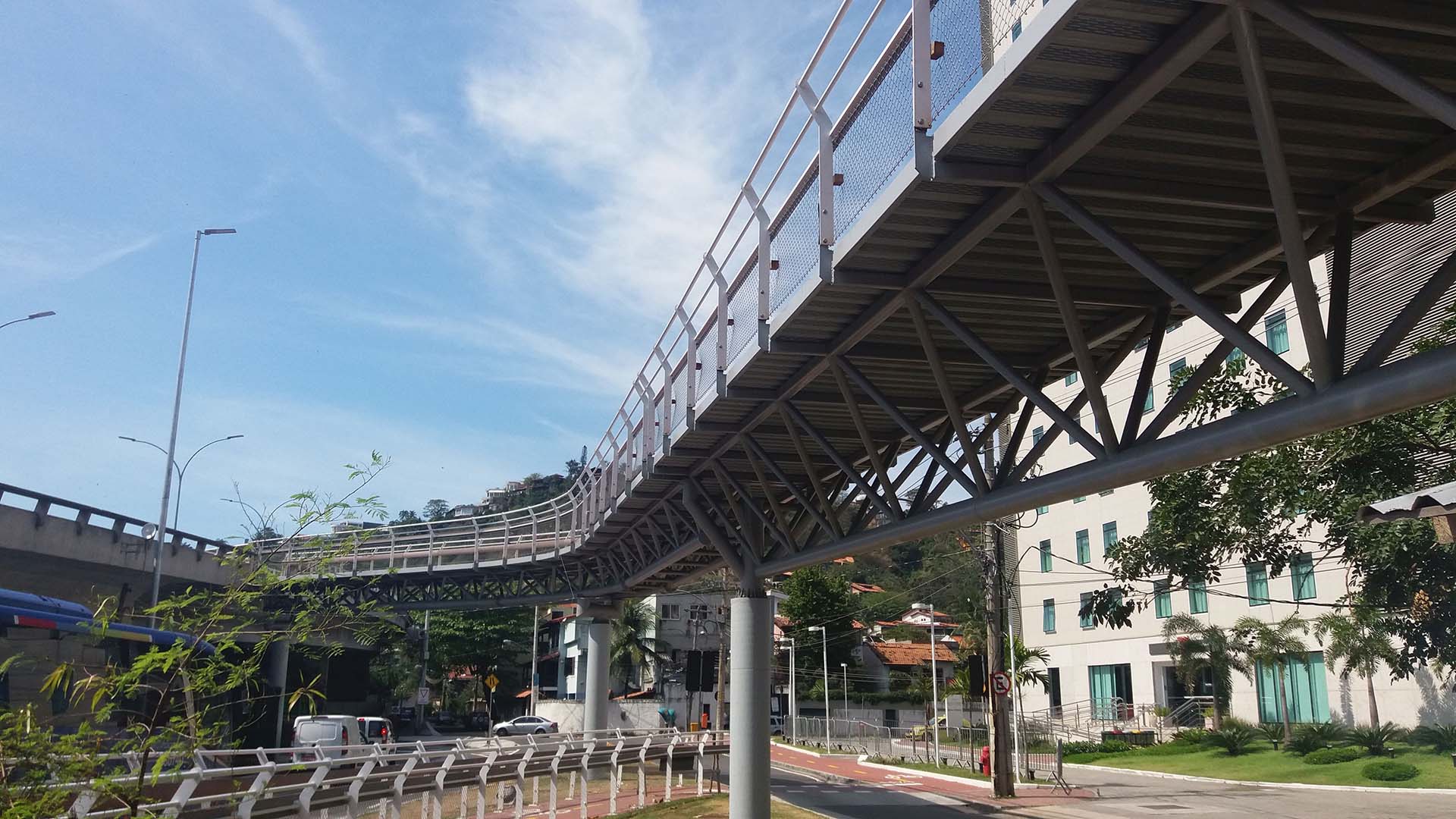 Fabricação, fornecimento e montagem de estruturas metálicas para a construção.