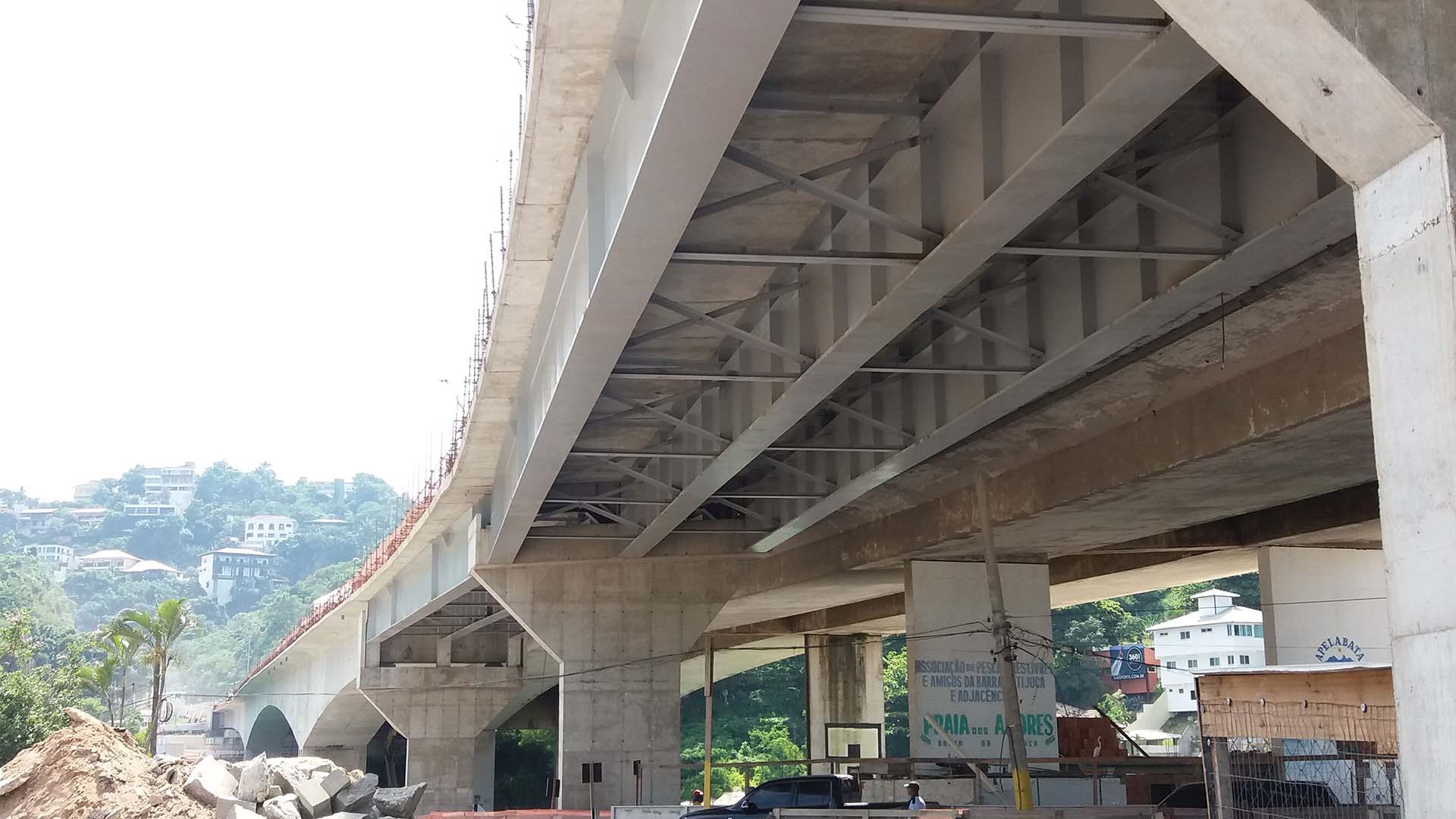 Fabricação, fornecimento e montagem de estruturas metálicas para a construção.