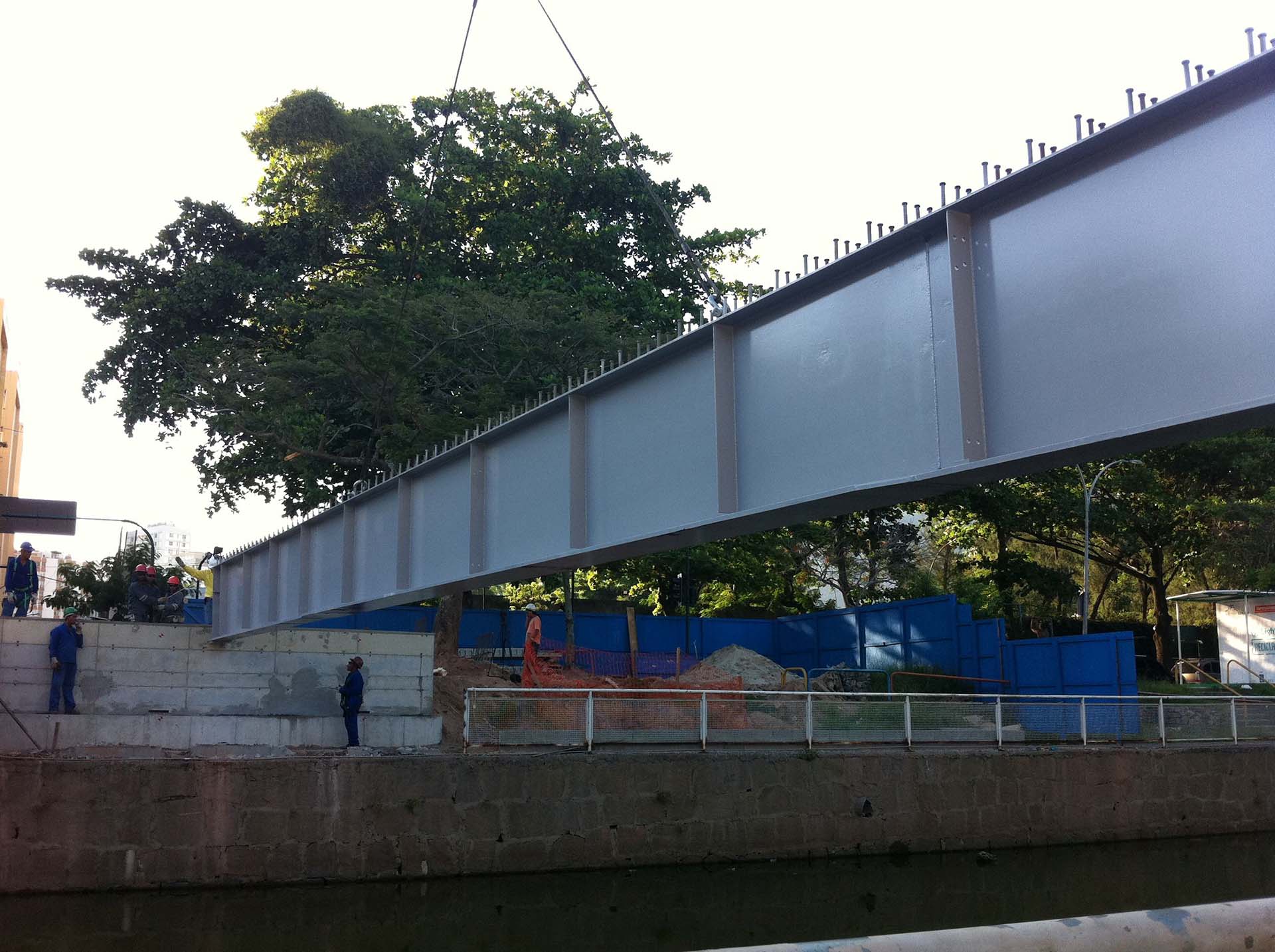 Fabricação, fornecimento e montagem de estruturas metálicas para a construção.