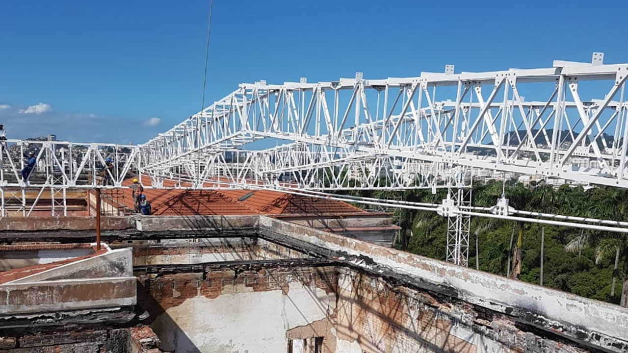 Fabricação, fornecimento e montagem de estruturas metálicas para a construção.