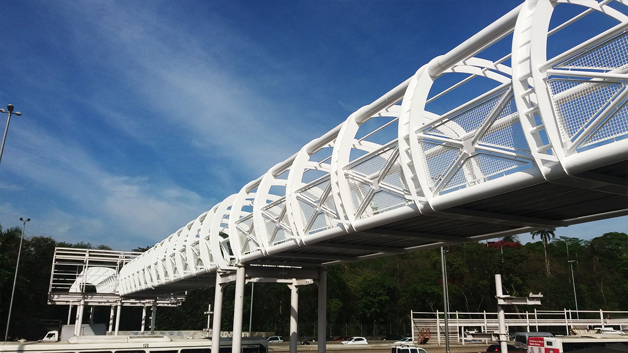 Fabricação, fornecimento e montagem de estruturas metálicas para a construção.