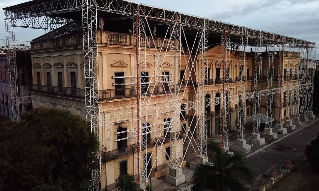 Fabricação, fornecimento e montagem de estruturas metálicas para a construção.